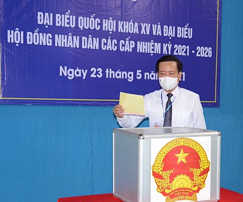 Đồng chí Lê Đức Dục - Uỷ viên Ban Thường vụ , Trưởng Ban Tuyên giáo Tỉnh uỷ bỏ phiếu bầu cử tại điểm bầu cử số 4 thị trấn Sìn Hồ.